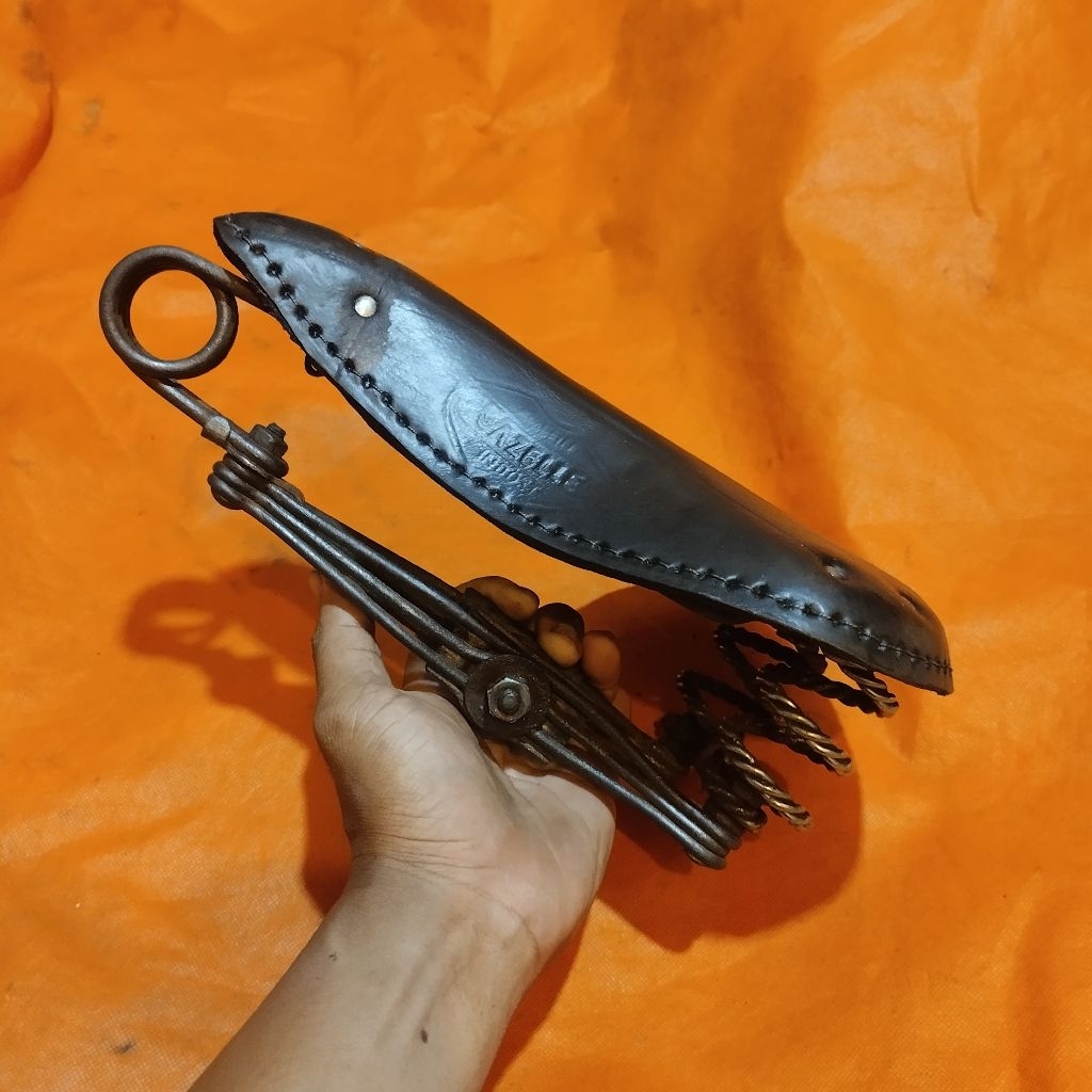 Sadel sepeda onthel lawas klasik