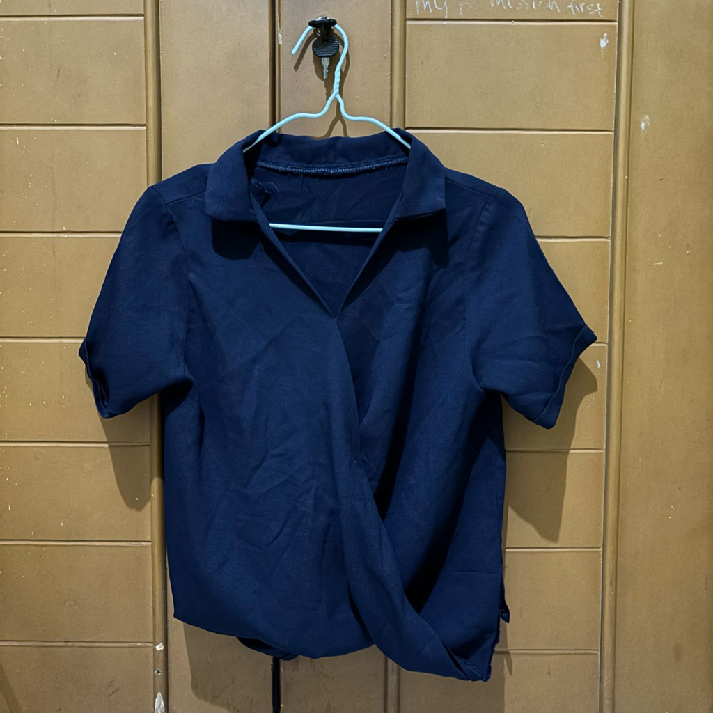 Blouse wanita v neck navy