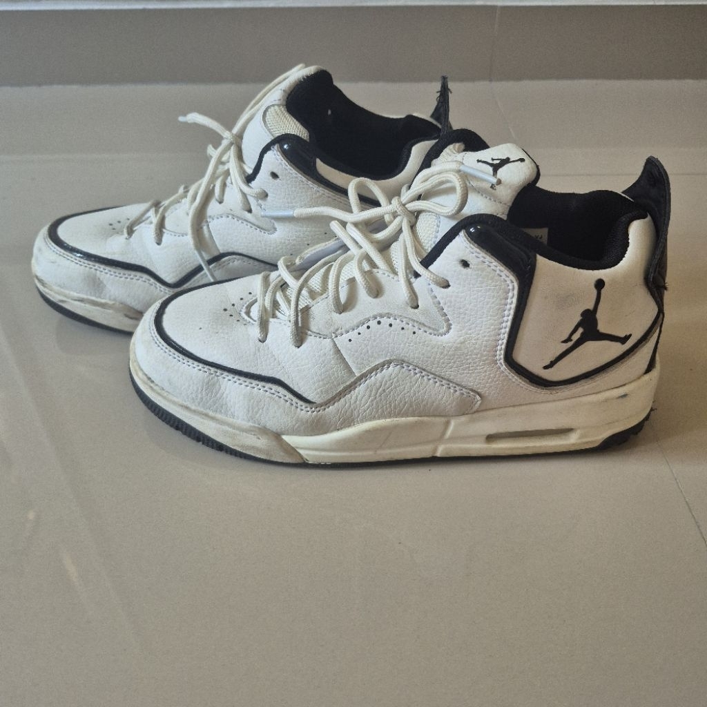 Sepatu basket nike jordan courtside