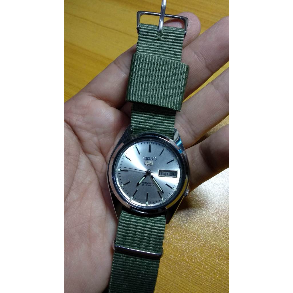 Seiko 5 jam tangan pria tanggal hari stenlis steel silver diameter 38 mm variasi strap nilon klasik 