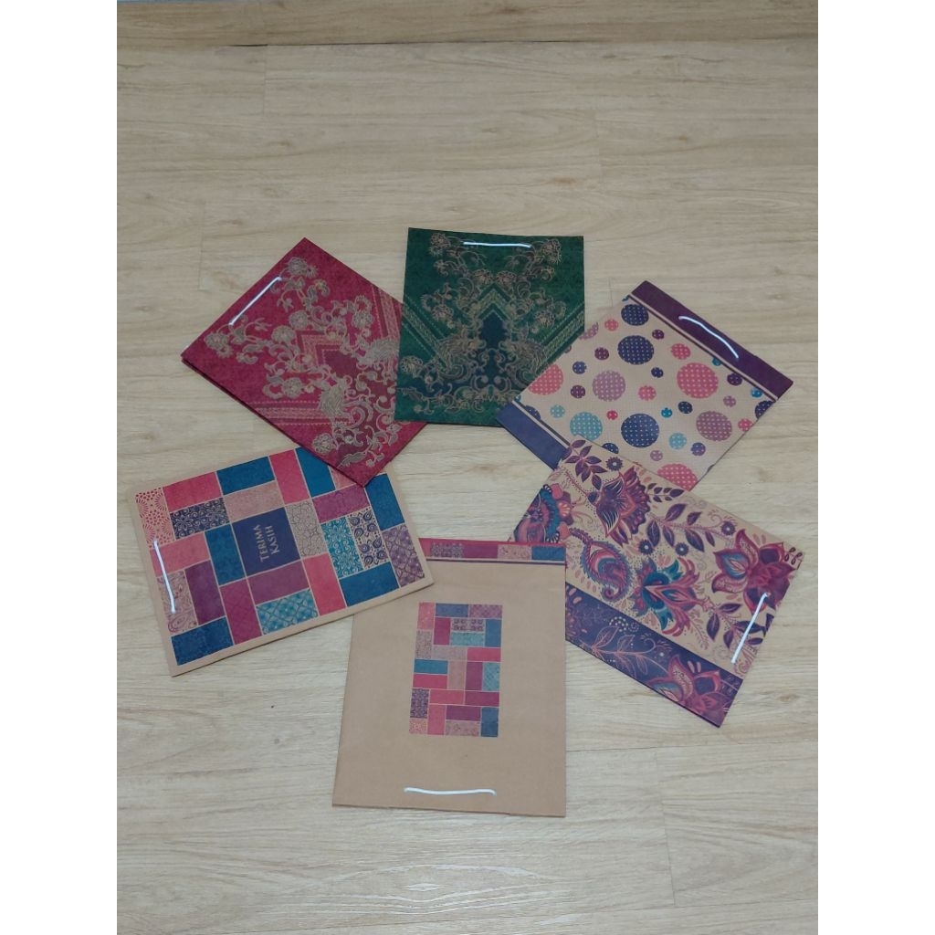 

Minimal pesanan 1 Lusin -26x13x33 cm - Paper Bag Motif - Batik Wayang Gunungan Luxury – Tas Kertas Souvenir Gift Bag Premium