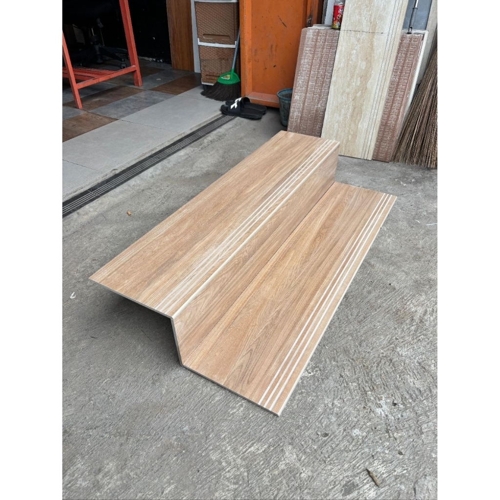 Anak Tangga Granit Wood Look – Step Nosing Anti Slip – Tahan Lama