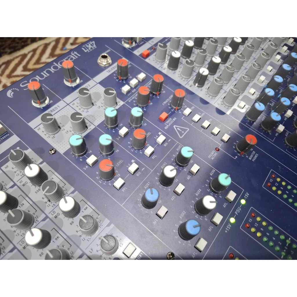 MIXER ADUIO SOUNDCRAFT LX7 24 CHANNEL Mixer Soundcraft LX7II 24CH