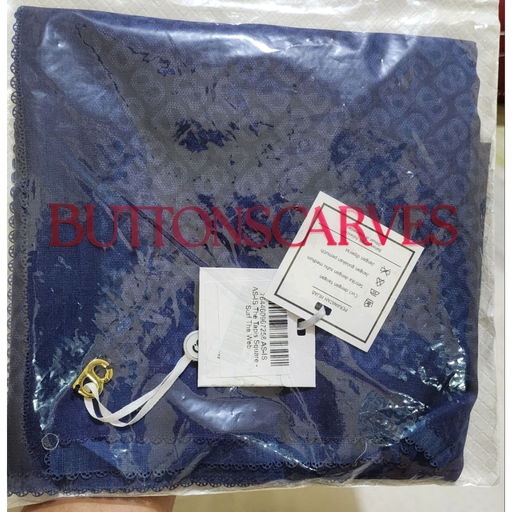 AS IS TAPIS SQUARE BUTTONSCARVES