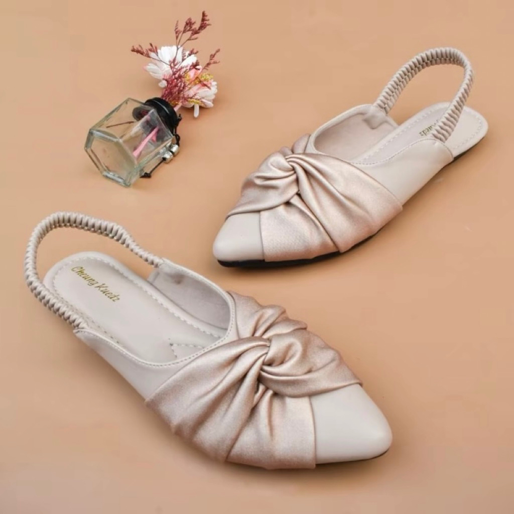 [Preloved] Flatshoes Cheung Kuedz Anggrek (Cream)