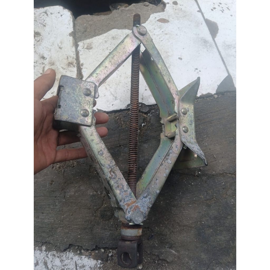 DONGKRAK SEGITIGA MOBIL AVANZA ORIGINAL MASIH LAYAK PAKAI