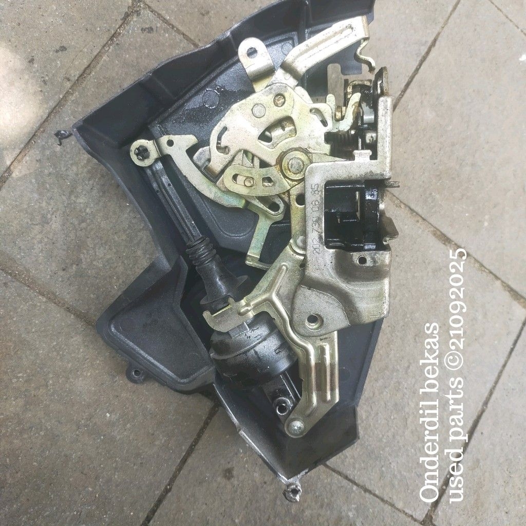 door lock kanan belakang Mercedes Benz w202 tahun 1997