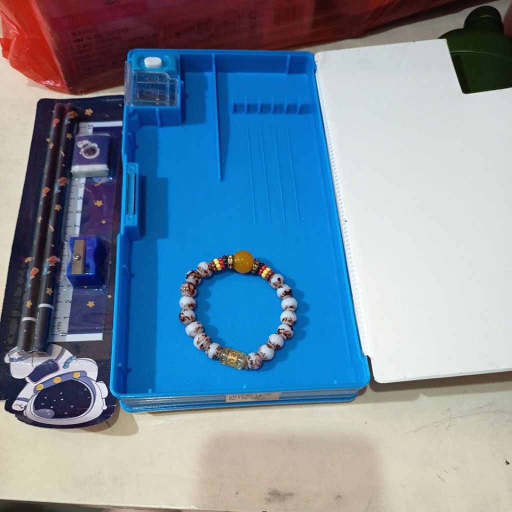 

kotak pensil baru plus isi pensil dan gelang uk 23x11 cm