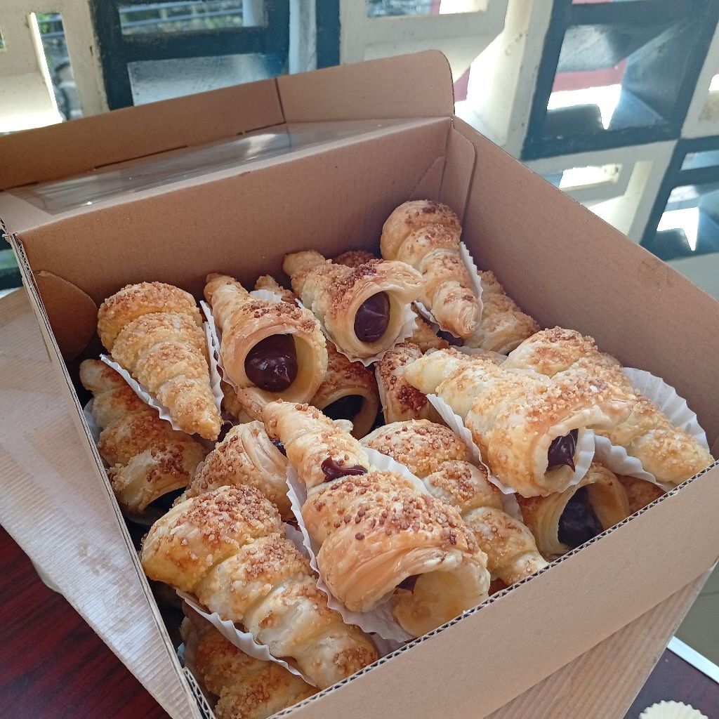 

kue cum-cum, creamhorn, kue cumcum vla vanila , kue cumcum. kue cumcum vla coklat, isi 10 pcs