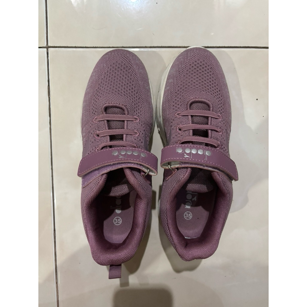 Sepatu sneakers wanita brand diadora