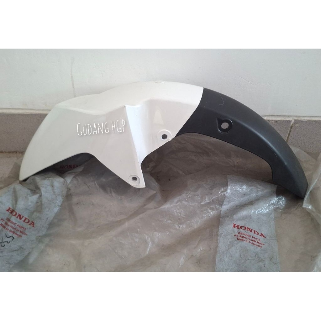 Fender Front Pearl White Spakbor Slebor Depan Putih Blade Karbu 2008-2009 61100-KWB-920PFW Ori Honda