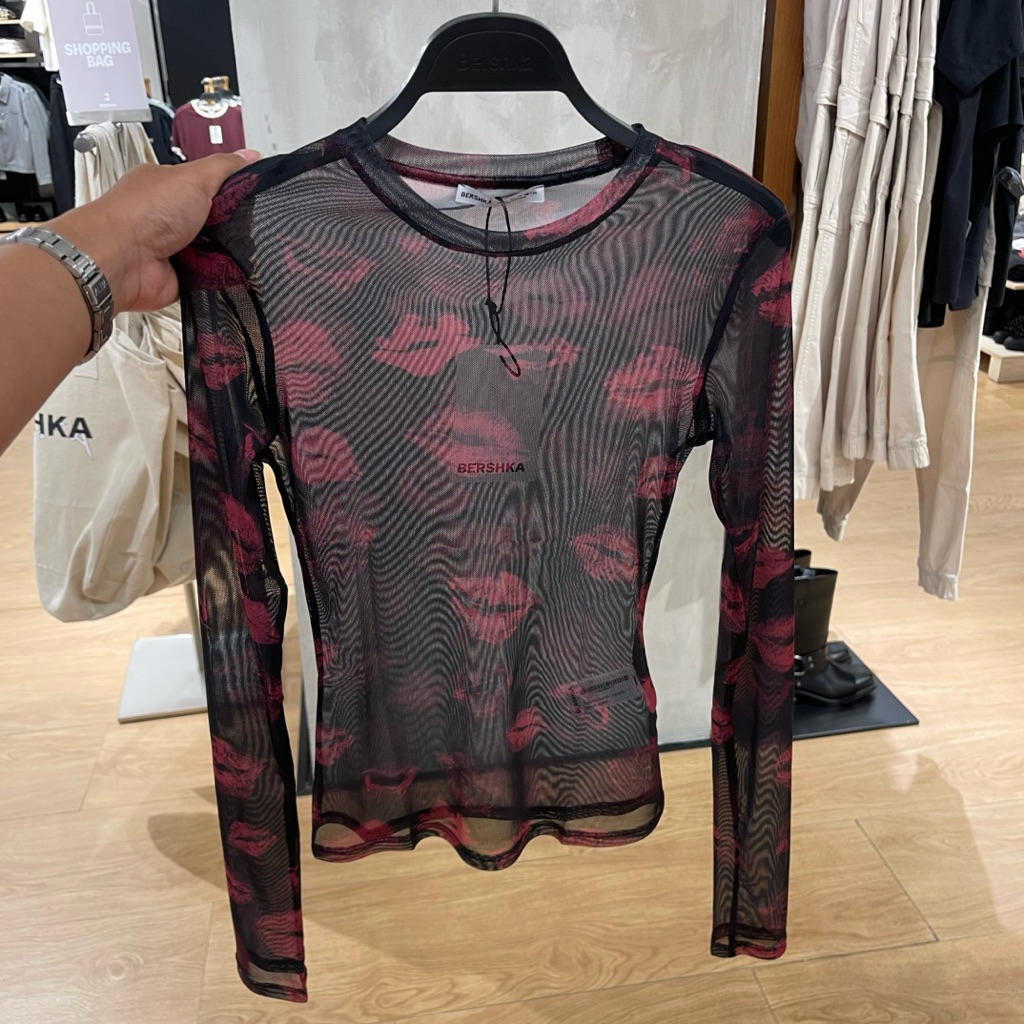 Kaus T-shirt BERSHKA Women Jastip (jasa titip)