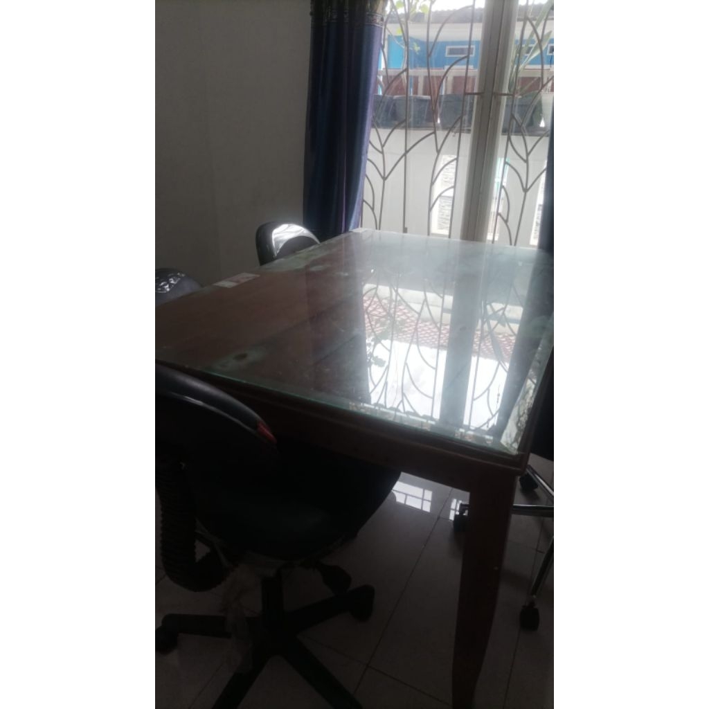 meja makan jati dan 4 kursi putih (kursi makan)