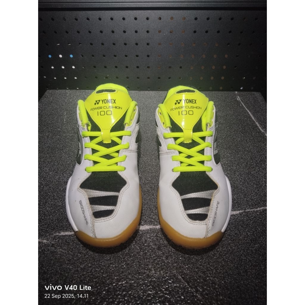 sepatu bulutangkis SIZE 38 (second)