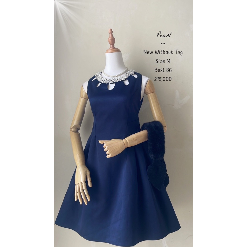 Mini dress gown gaun satin silk tebal biru tua gelap navy furing leher payet mutiara pearl mekar meg