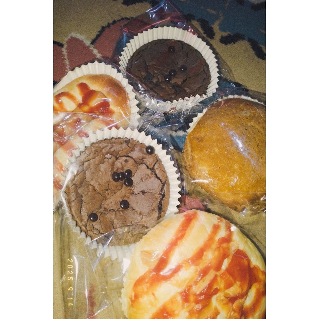 

Roti dan brownies dan ada rasa coklat biasa, pizza ,kopi, sosis, mocca