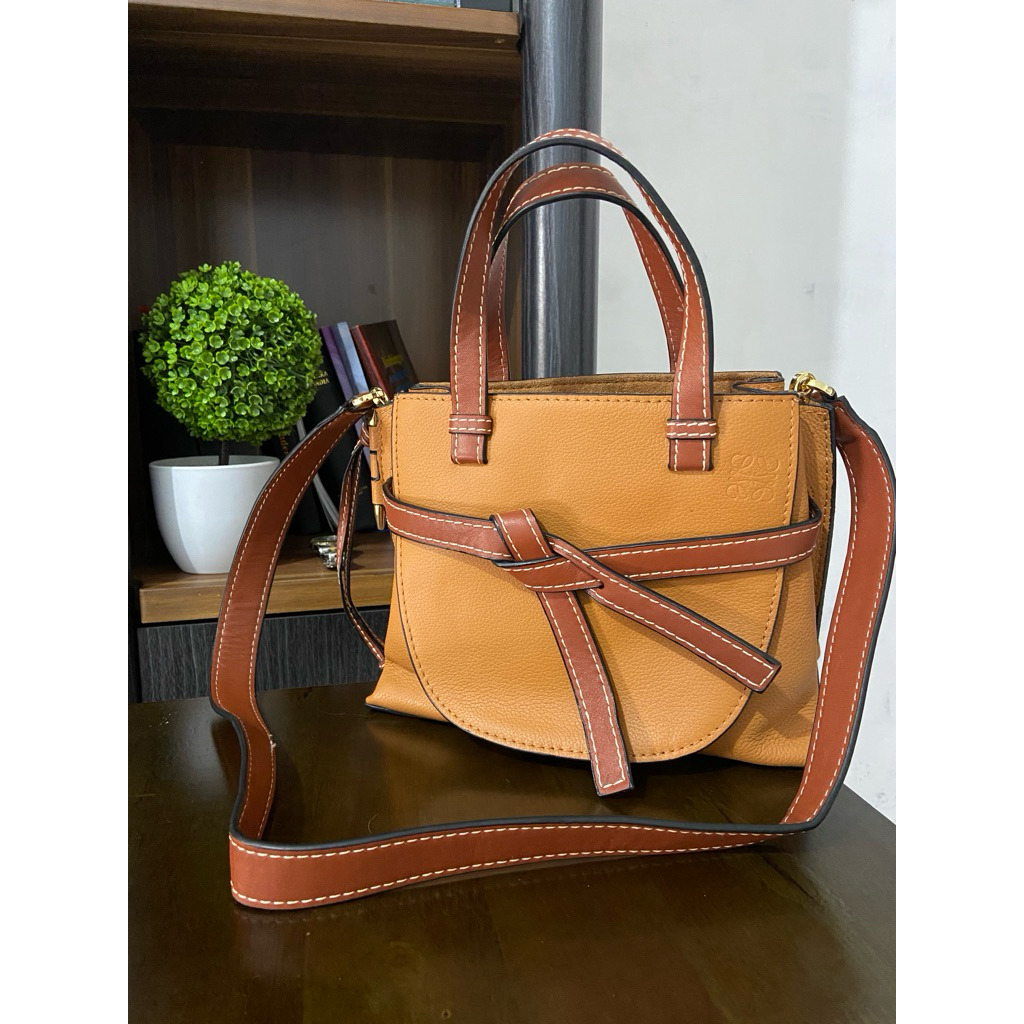 Loewe gate top handle second