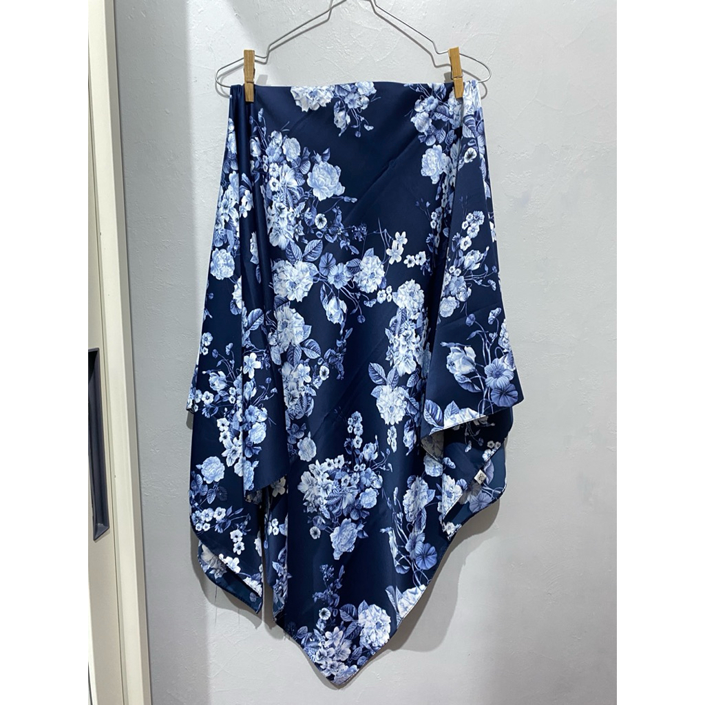 Preloved Hijab Segi Empat Silk Motif Premium