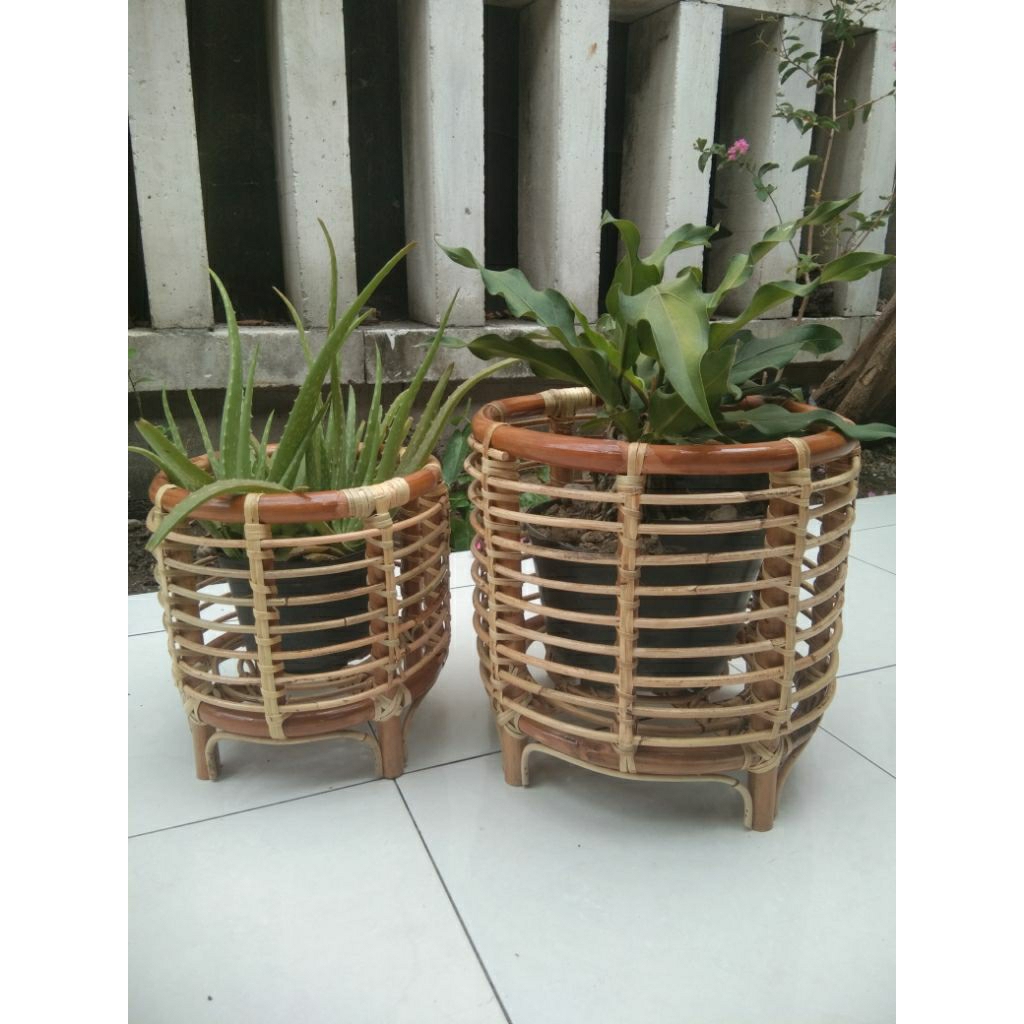 STANDING  POT ROTAN / VAS BUNGA KAKI PENDEK