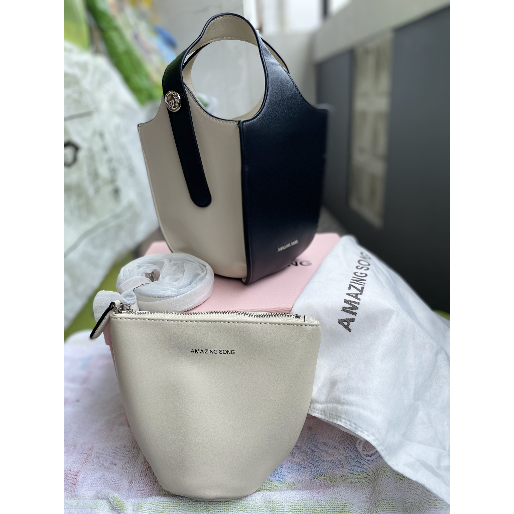 Amazing Song, Hanging Basket, Black and White