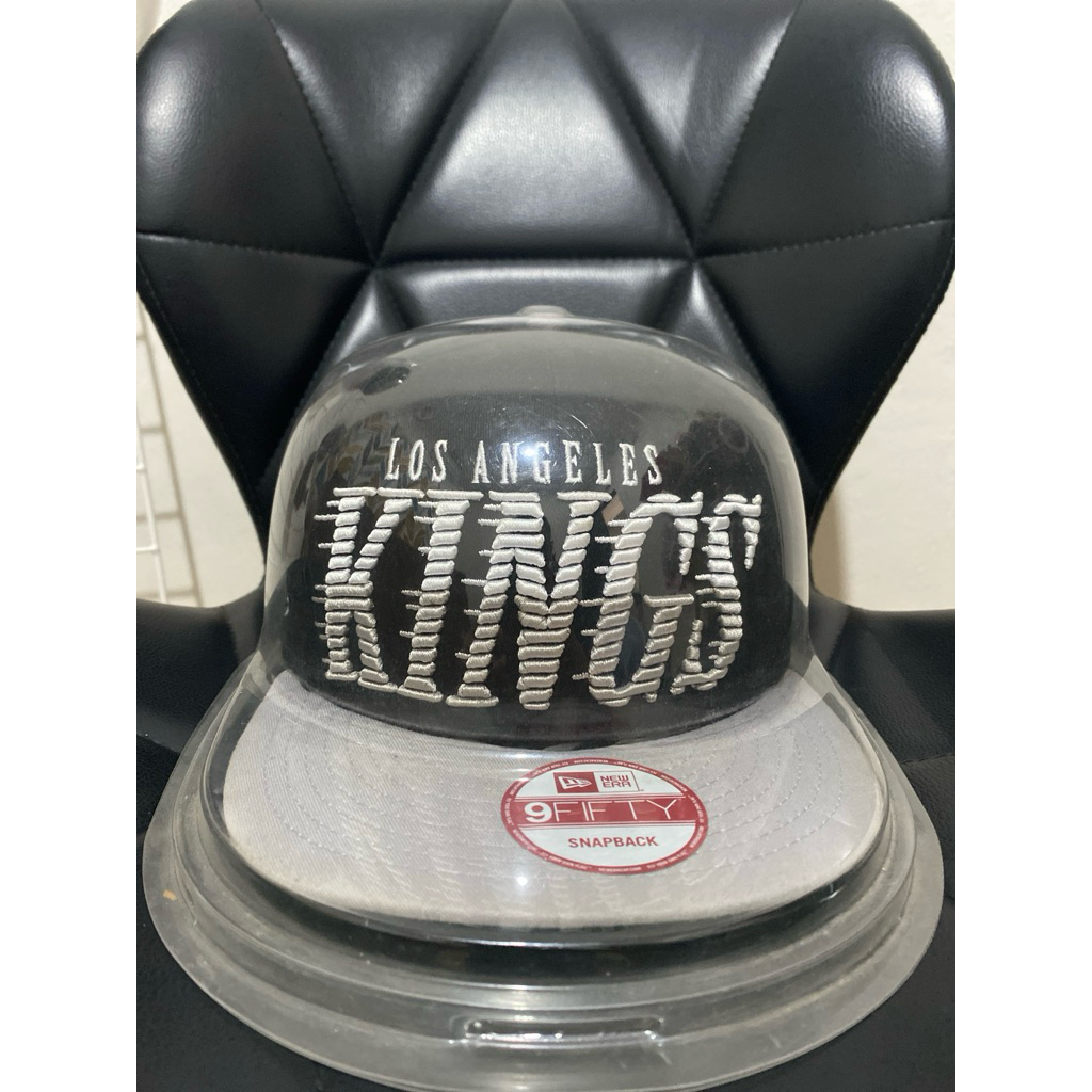 Topi Los Angeles Kings New Era x NHL Big Logo Art Script Setelan (Rare)