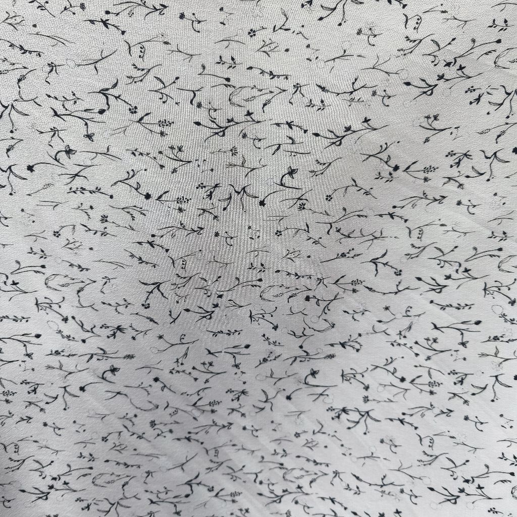 Kain Zara Crepe Motif Bunga Kecil Hitam Putih - Bahan Jahit Elegan & Adem.