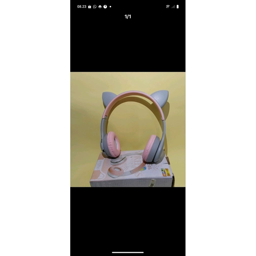 headphone nirkabel telinga kucing berwarna abu-abu dan merah muda.