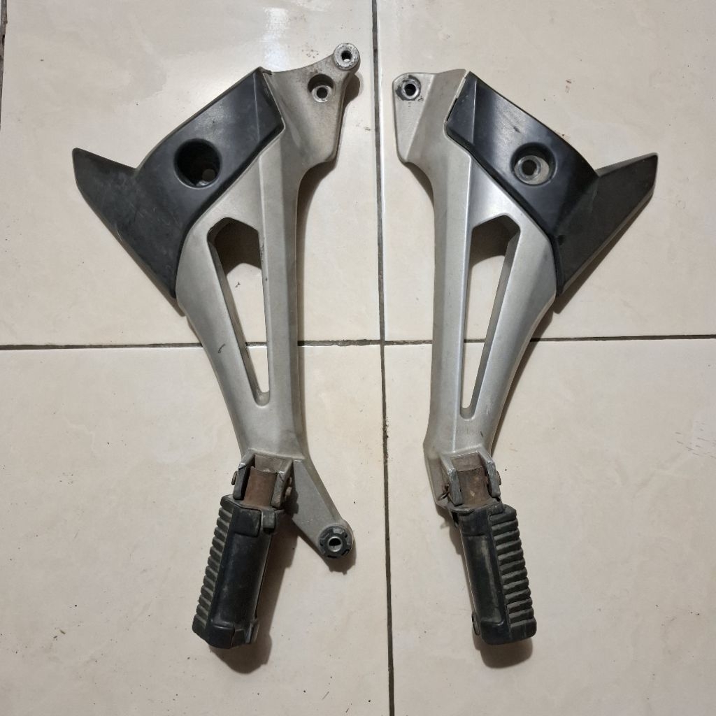 Postep Footstep Bostep Pijakan Kaki Belakang Supra X 125 KPH Betmen Batman Double Disc Non DD Non Ca