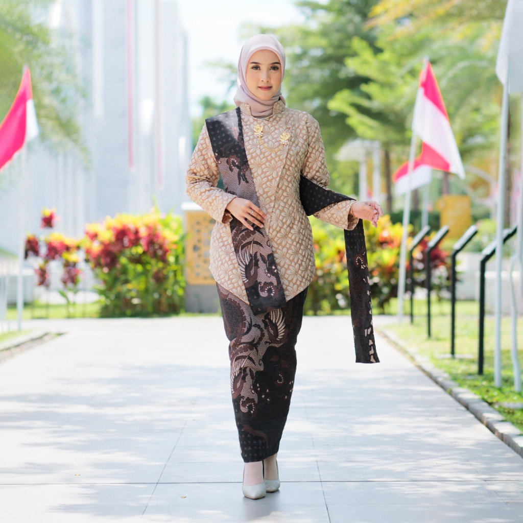 Zahra.id- Setelan Kebaya Janggan Modern Fukuro Embos Kombinasi Rok Selendang Batik Set Kondangan Wis