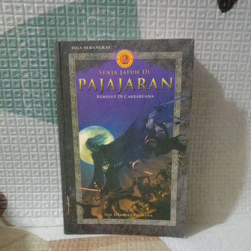 BUKU SENJA JATUH DI PAJAJARAN KEMELUT DI CAKRABUANA-AAN MERDEKA PERMANA