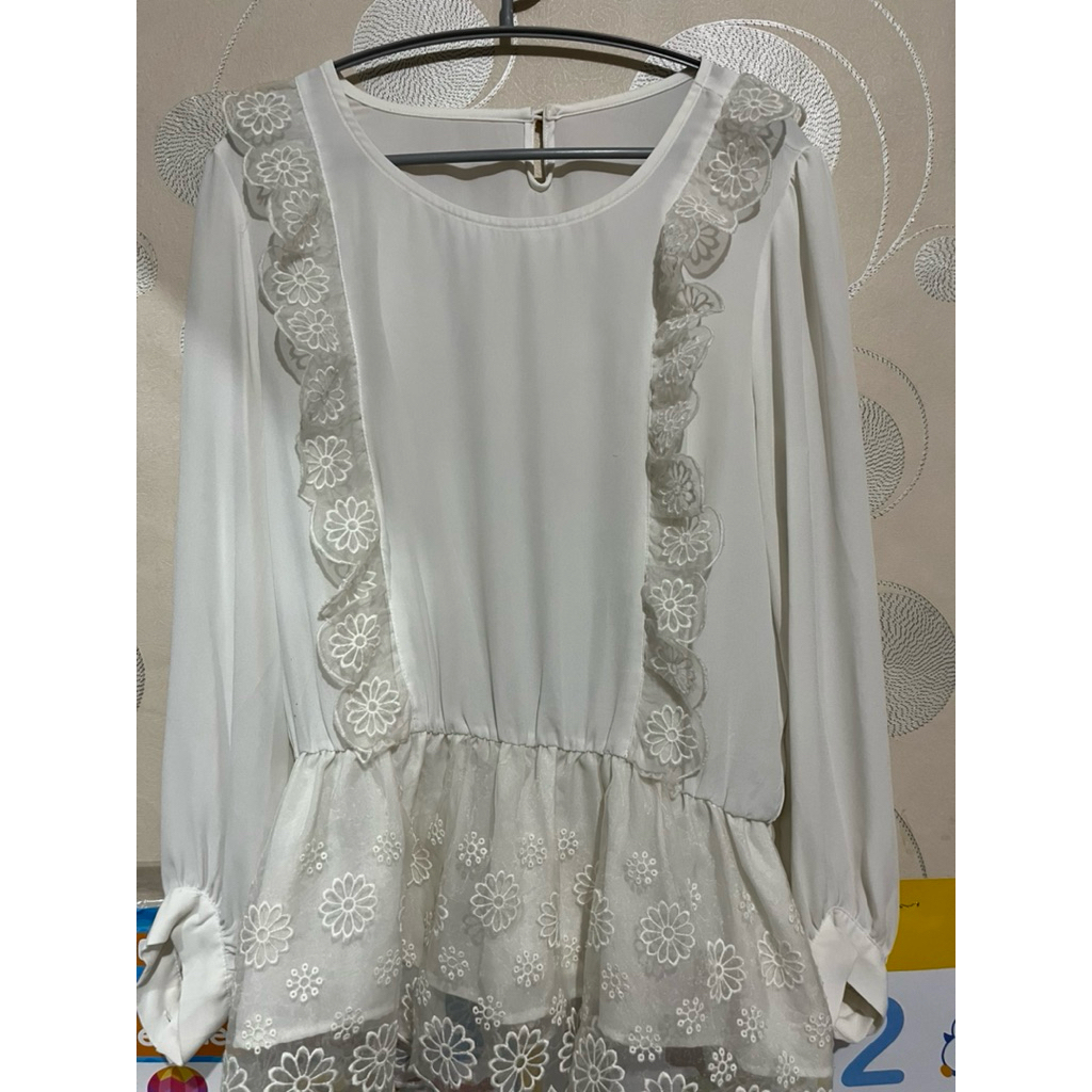 Blouse Wanita putih renda