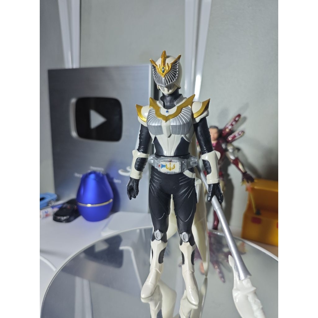 Action Figure Kamen Rider Saga – Sang Rider Naga Putih Emas