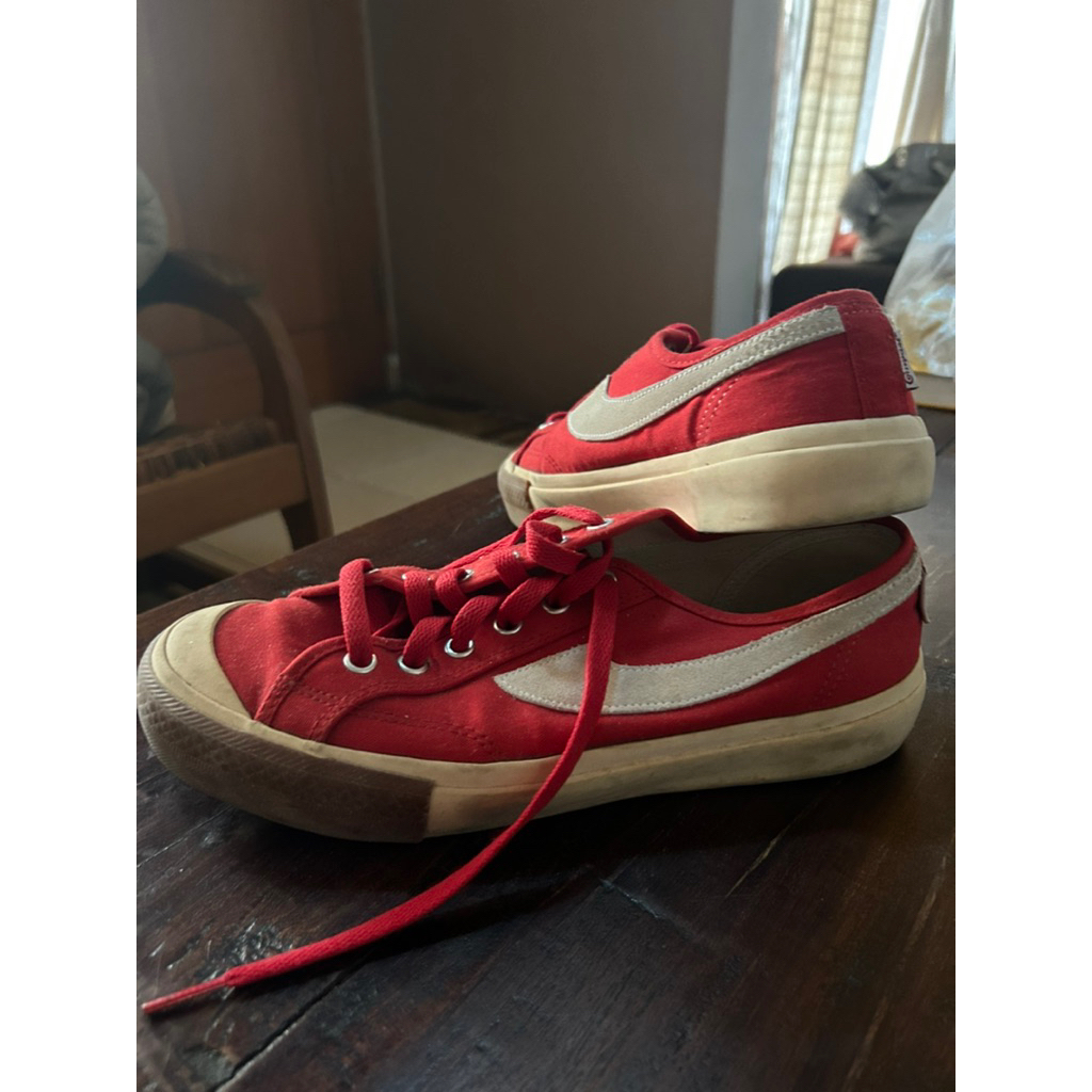 Sepatu COMPASS merah