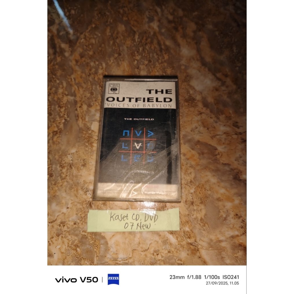 Kaset pita The Outfield Voices of Babylon