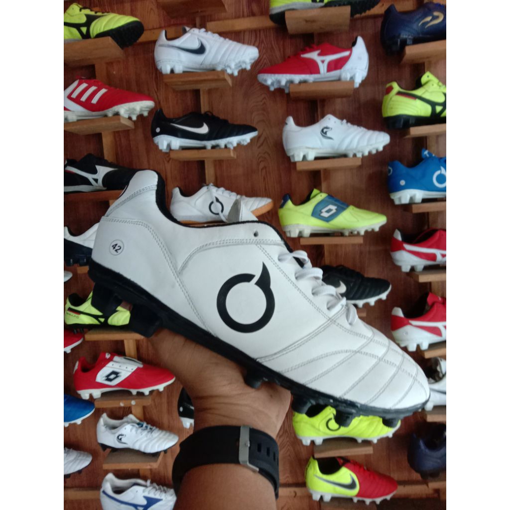 sepatu bola kulit asli