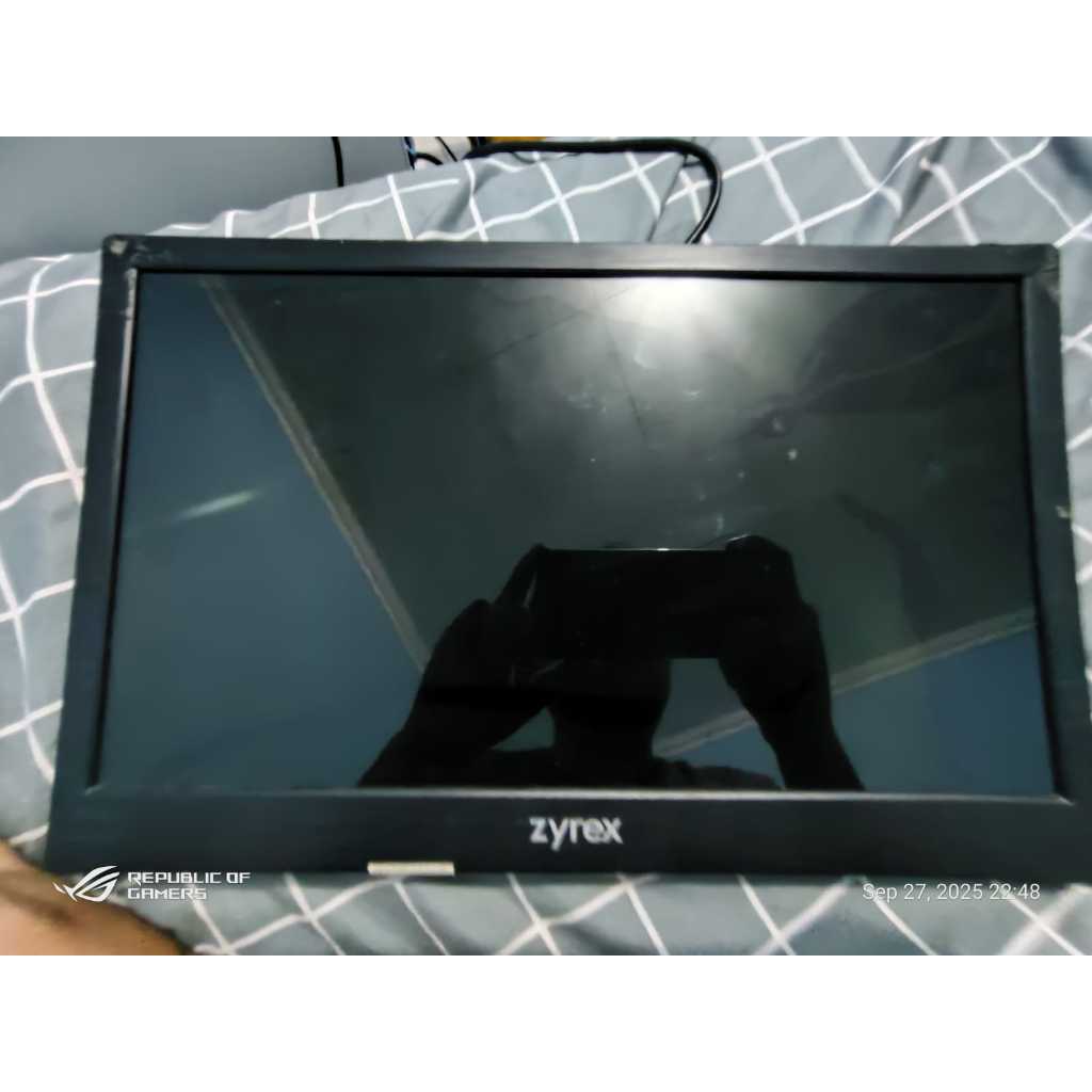 Monitor Zyrex ZM685 LCD Pecah BIsa Buat Kanibal Boardnya atau body