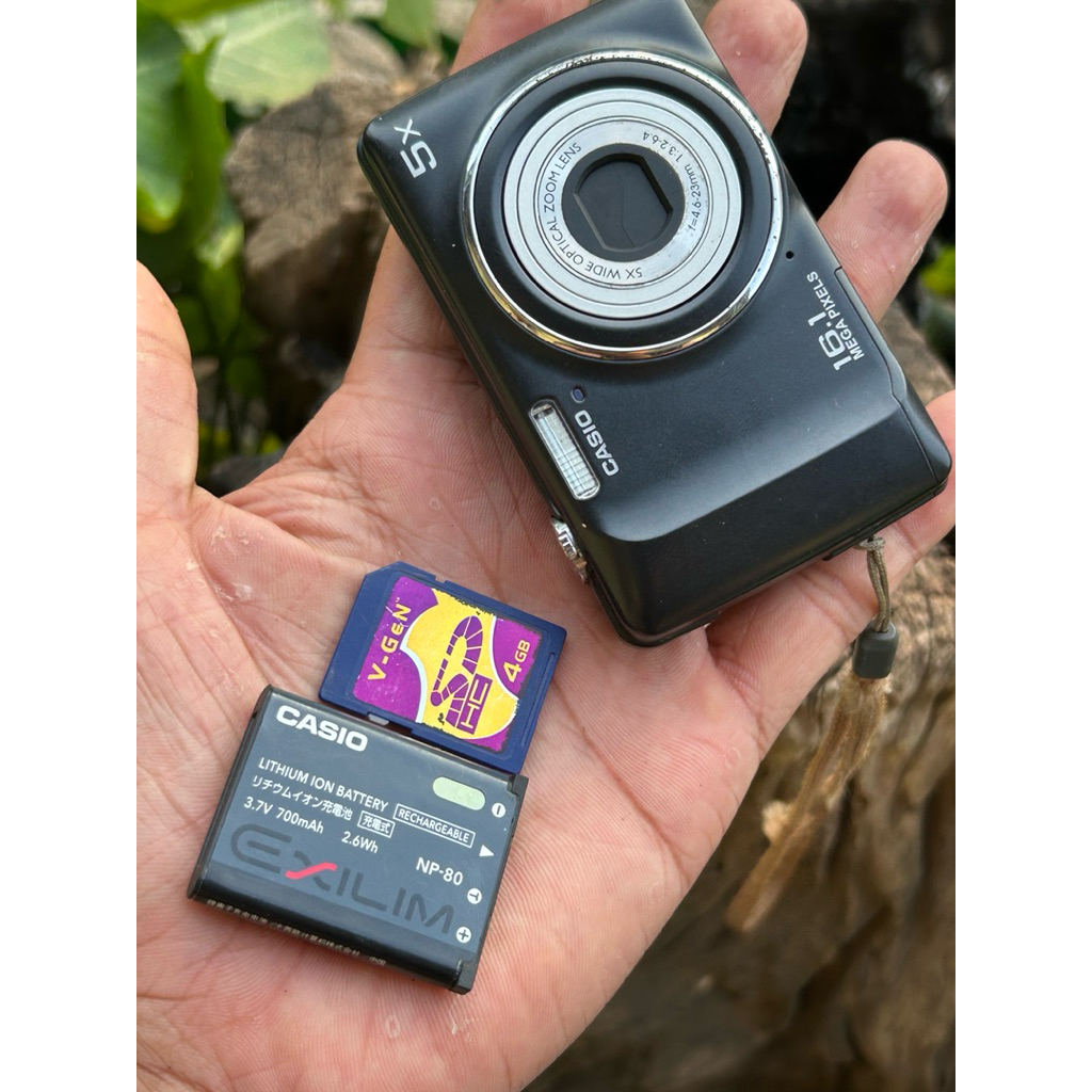 Casio QV-R300 16.1MP Black Digital Compact Pocket Camera bekas