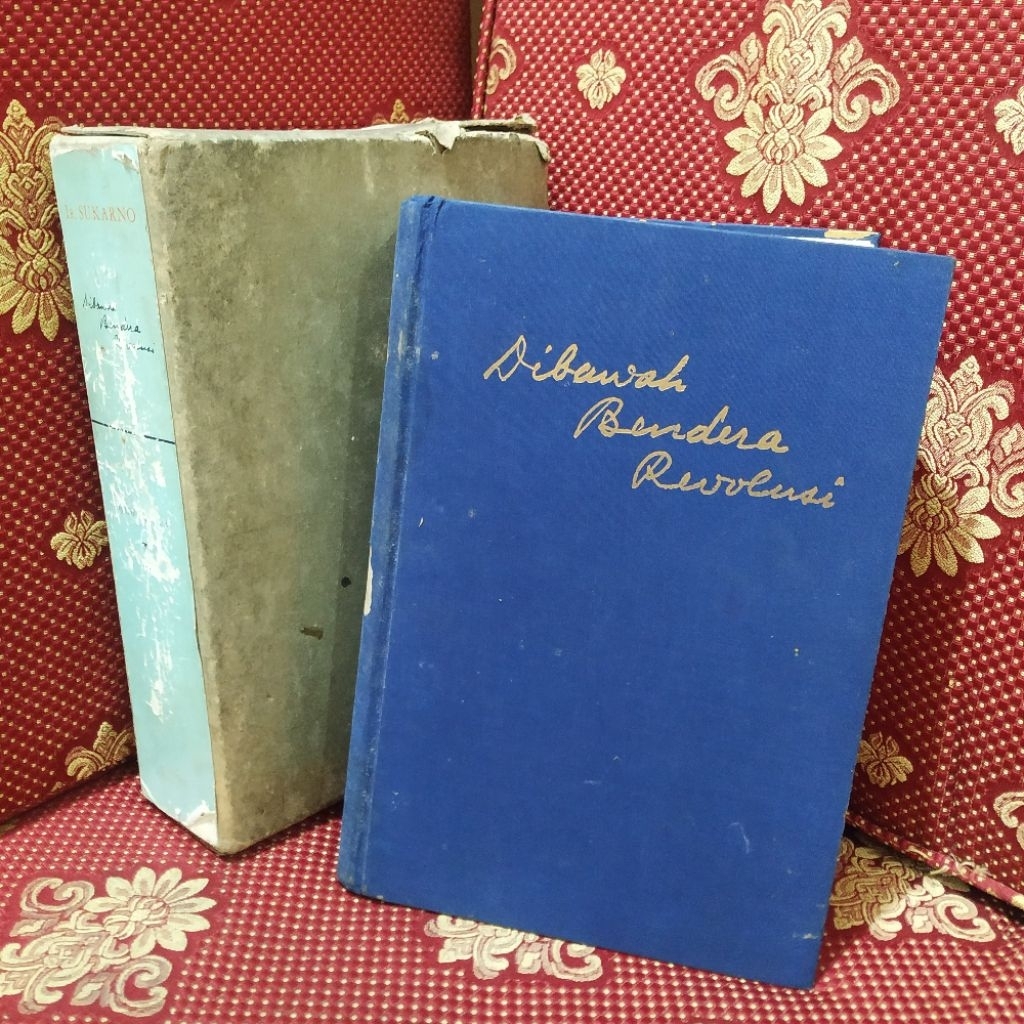 buku tua Ir. soekarno dibawah bendera revolusi