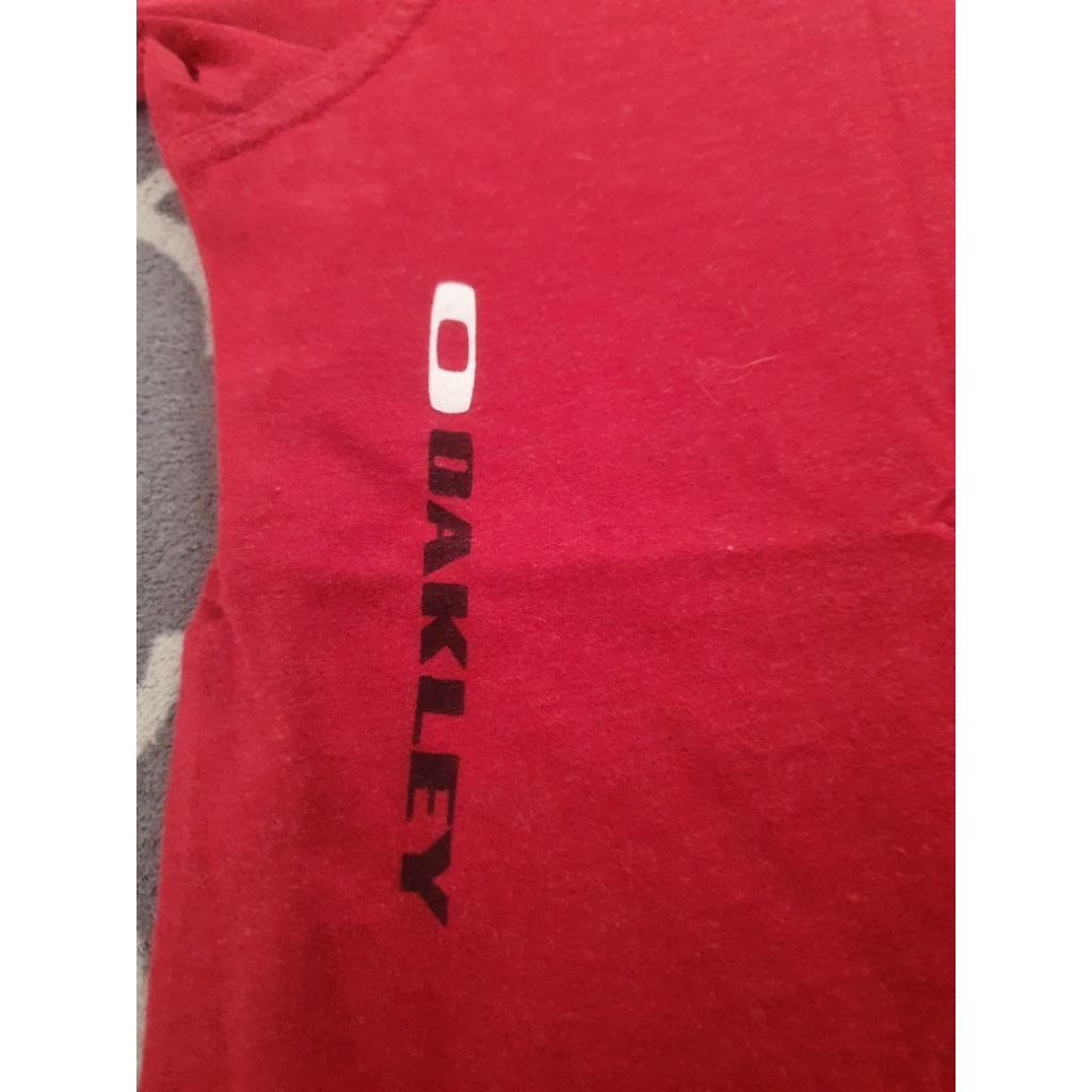 Oakley kaos merah