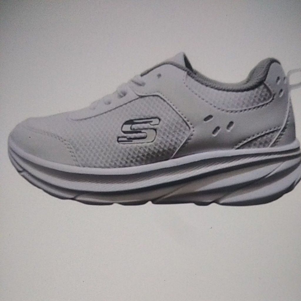 Sepatu running snikers pria warna putih dan hitam