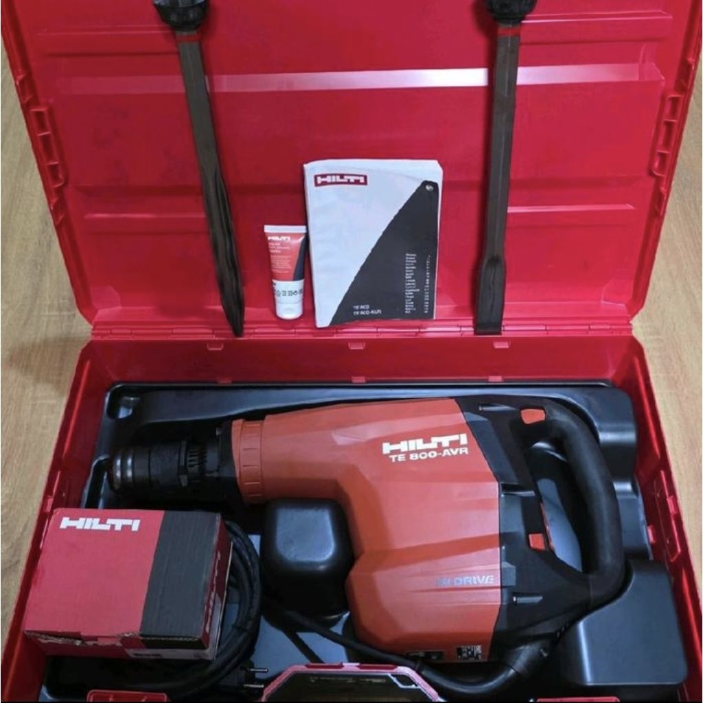 Hilti TE 800-AVR, sebuah mesin bor listrik/palu penghancur (demolition hammer) 
