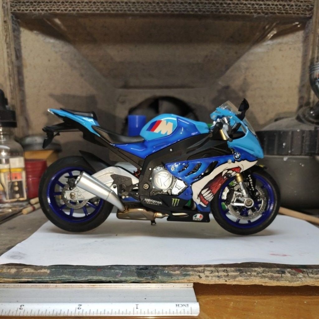 Miniature diecast bmw s1000rr shark edition