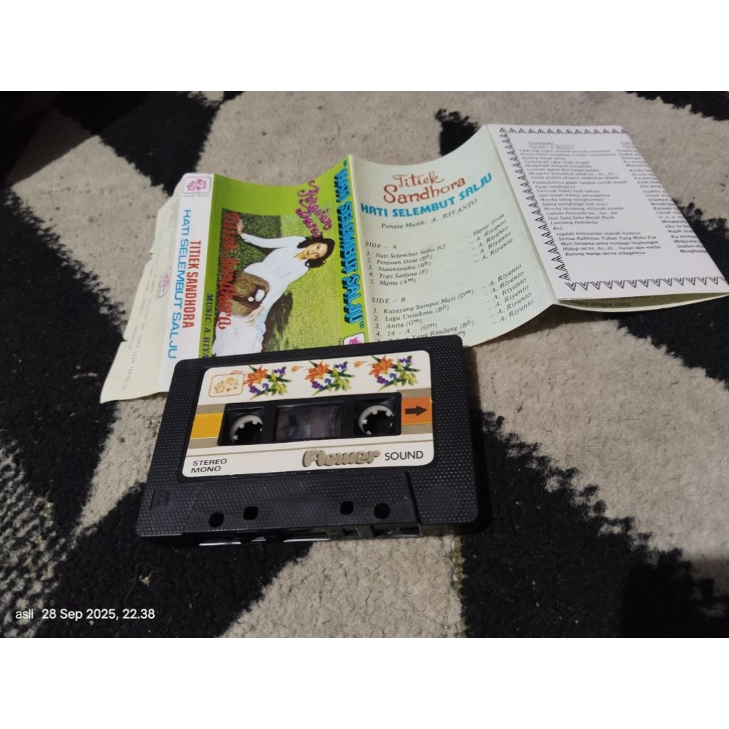 kaset pita titiek sandhora / hati selembut salju