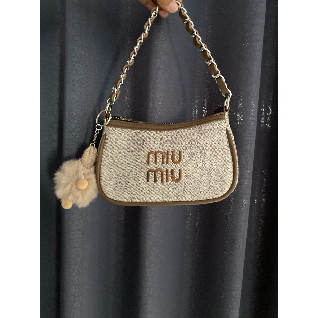 tas selempang miumiu