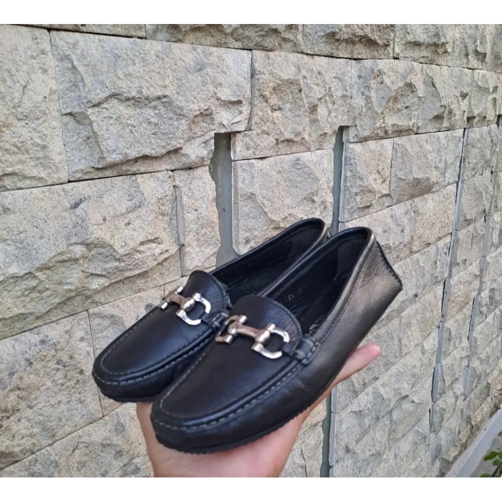Sepatu wanita loafer Ferragamo black