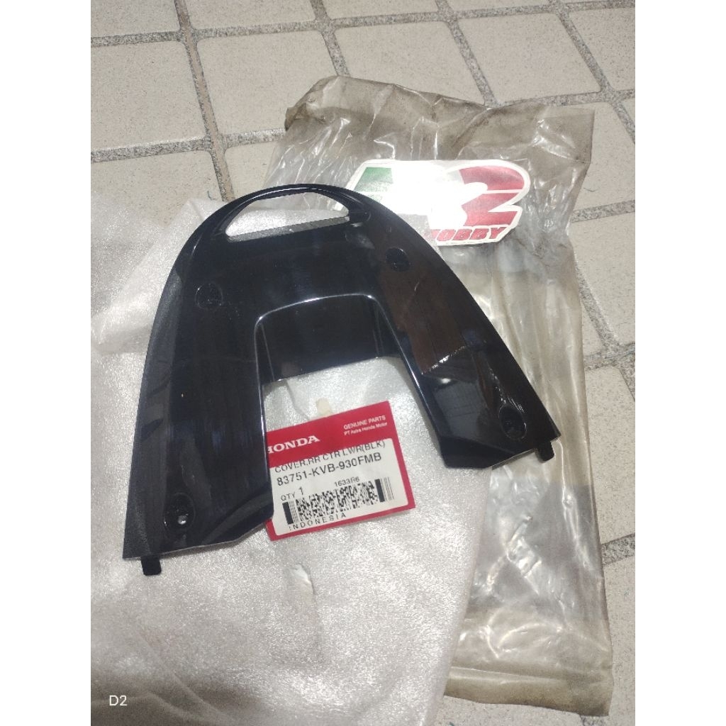 sambungan body belakang cover tail Vario 110 karbu original ahm warna hitam 83751-KVB-930FMB