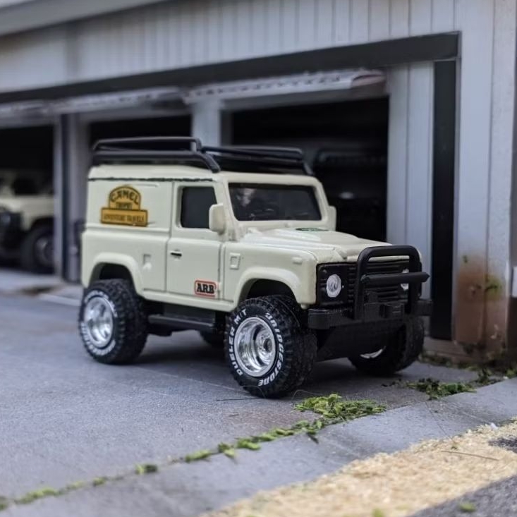 Hot Wheels Land Rover defender 90 Camel Thropy Overlanding