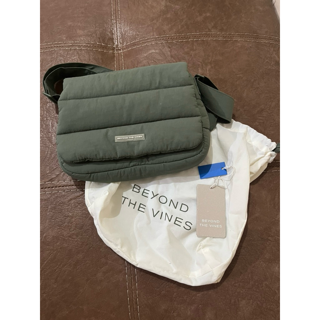 PRELOVED - BTV beyond the vine - Poofy Bag - Moss