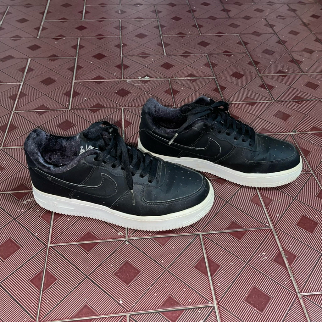 SEPATU WANITA NIKE AIR FORCE 1 HITAM BLACK (PRELOVED)