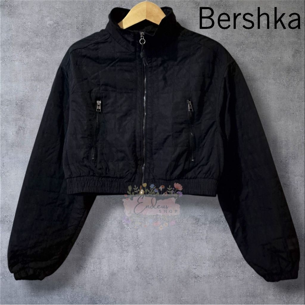 JAKET CROP CEWEK BY BERSHKA SIZE M WARNA HITAM